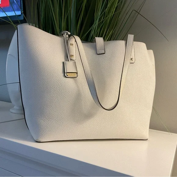 Michael Kors Elegant White Tote Bag - Picture 3 of 11